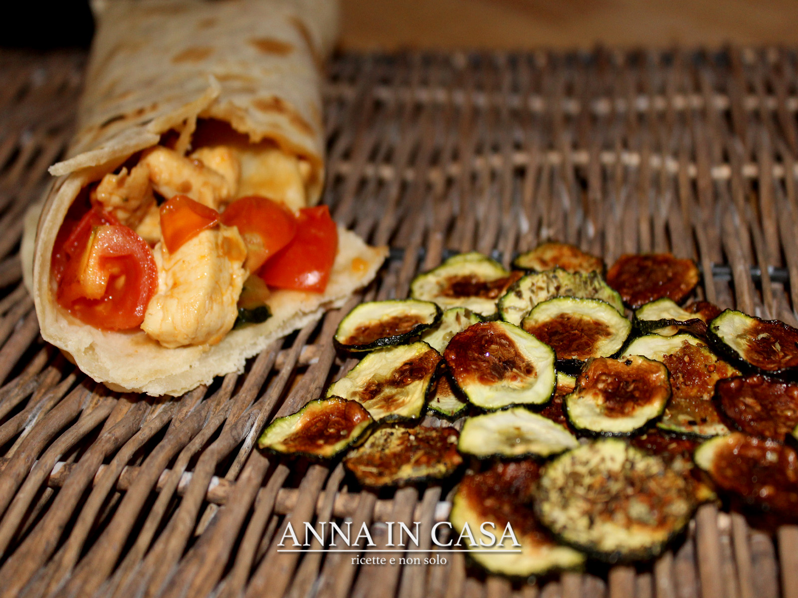 Roll di piadina senza glutine con pollo e chips di zucchine