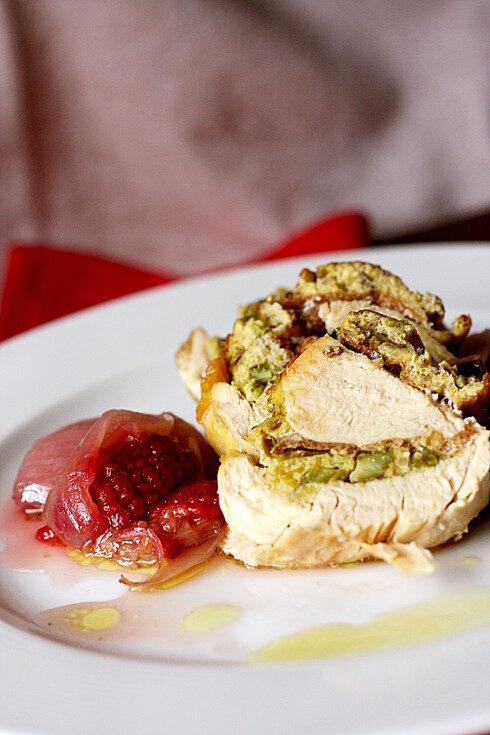 Rollata di pollo con cipolline e lamponi caramellati