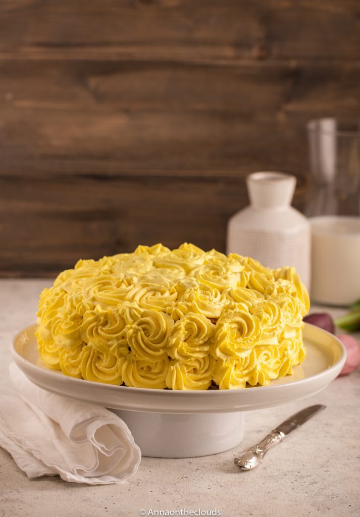 Rose cake: torta decorata con rose di panna