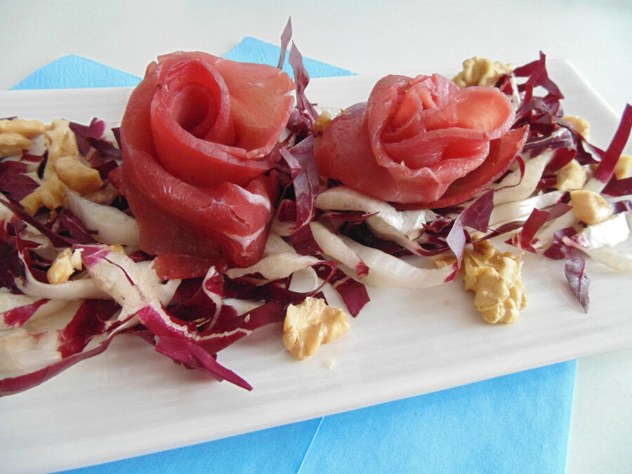 Rose di bresaola su letto di radicchio