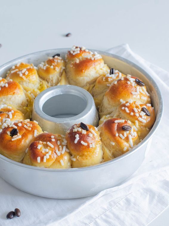 Rose di brioche soffici con yogurt e caffè