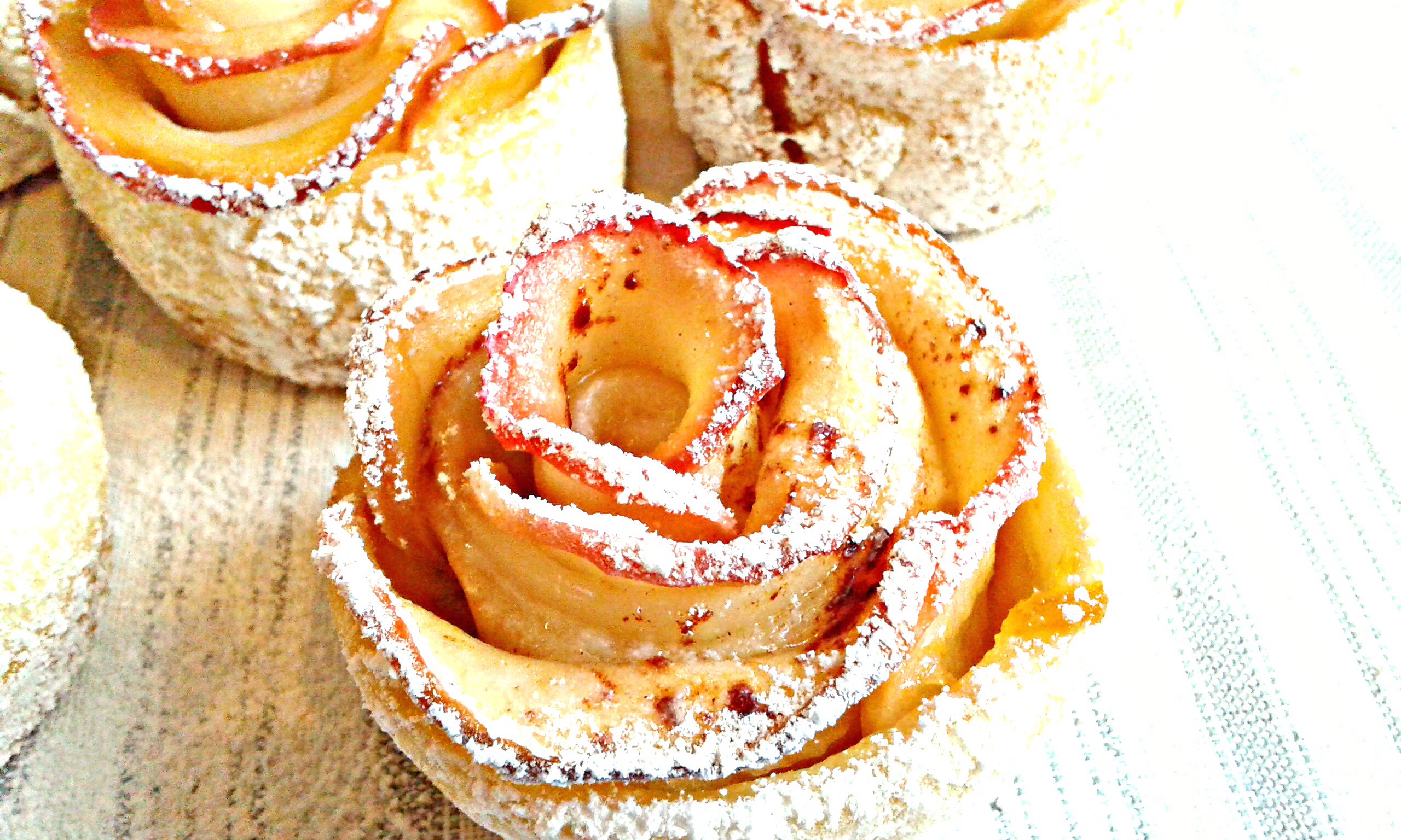 Rose di mele e pastasfoglia
