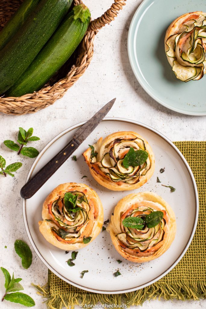 Rose di pasta sfoglia con zucchine e salmone