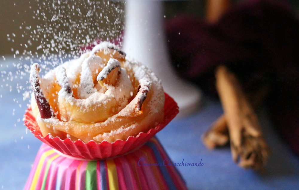 Rose di pasta sfoglia e mele facili e d’effetto