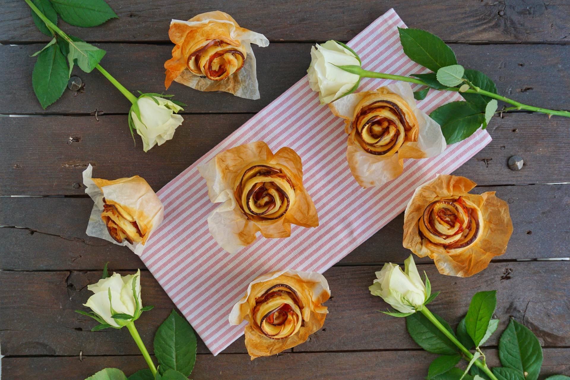 Rose di pastasfoglia con mele e speck