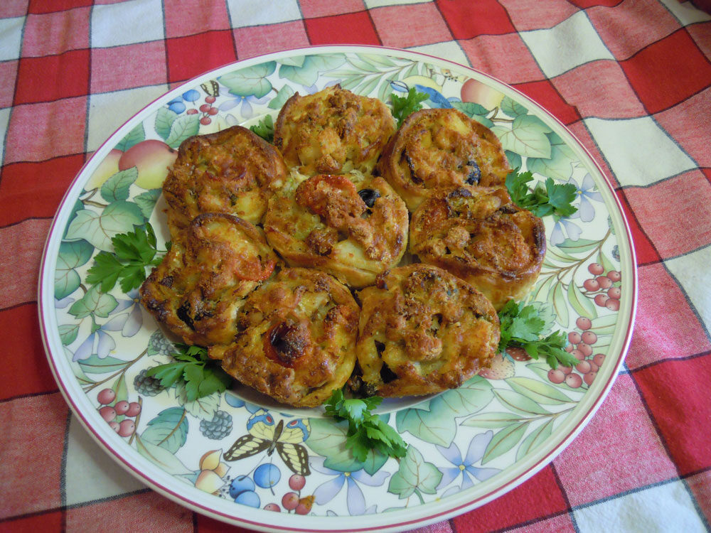 Rose di sfoglia con avanzi di pesce.