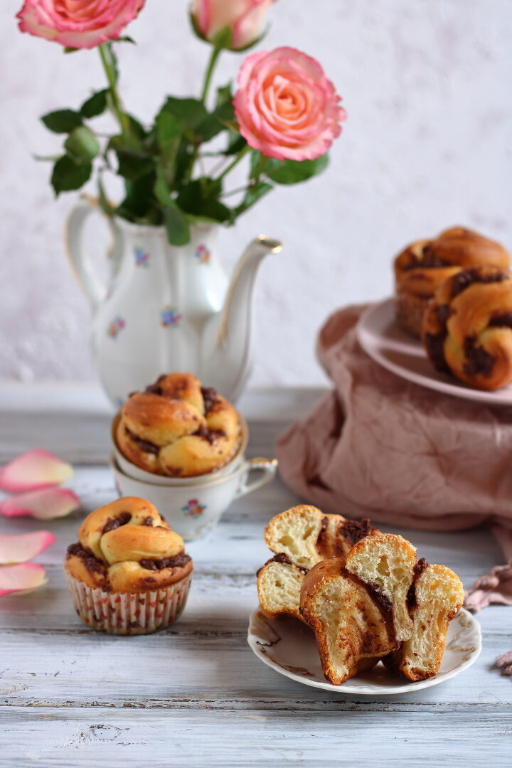Roselline di brioche allo yogurt con nocciolata