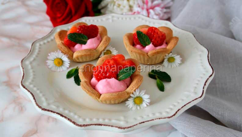 Roselline di frolla con formaggio e alchermes, un dolce bello da vedere