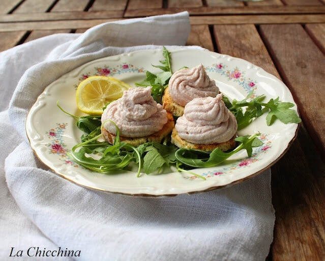 “roselline” di mousse di prosciutto