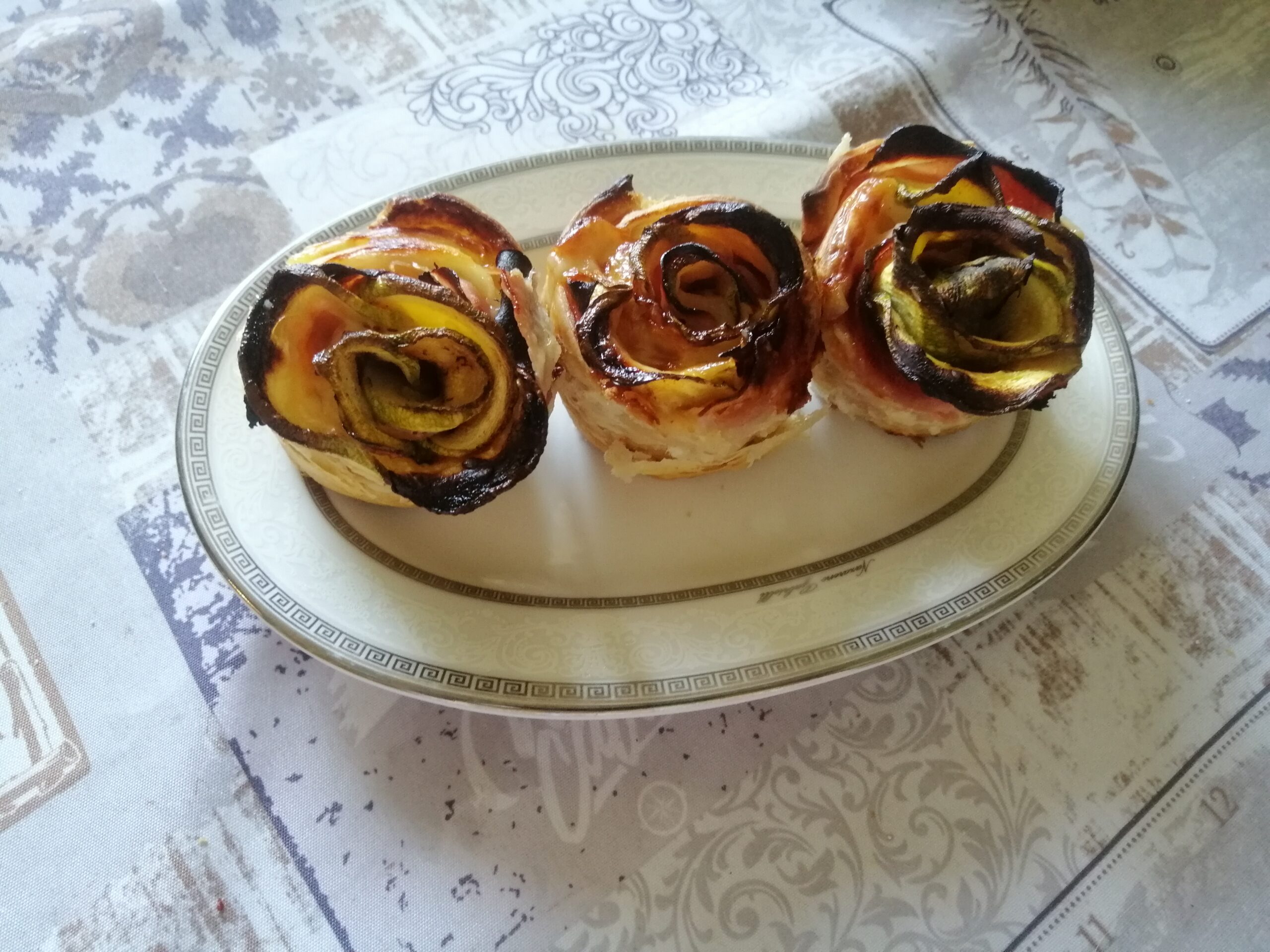 Roselline di pasta sfoglia con prosciutto cotto e zucchine
