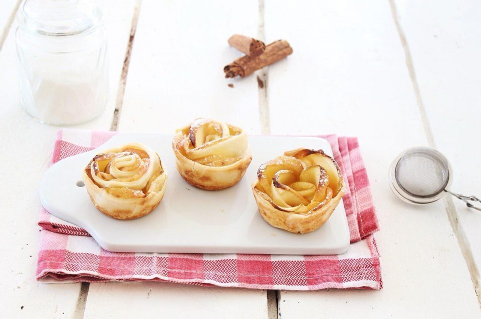 Roselline di pasta sfoglia e mele
