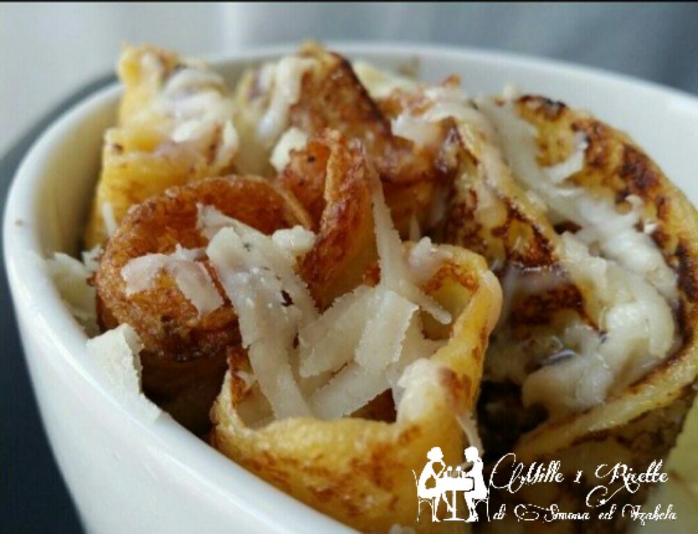 Rosette di crespelle alla polenta con radicchio e crema di parmigiano