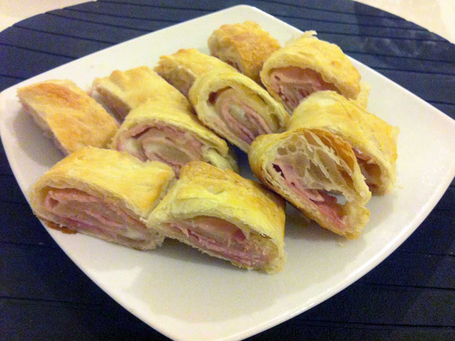 Rosette di sfoglia con prosciutto cotto e mozzarella
