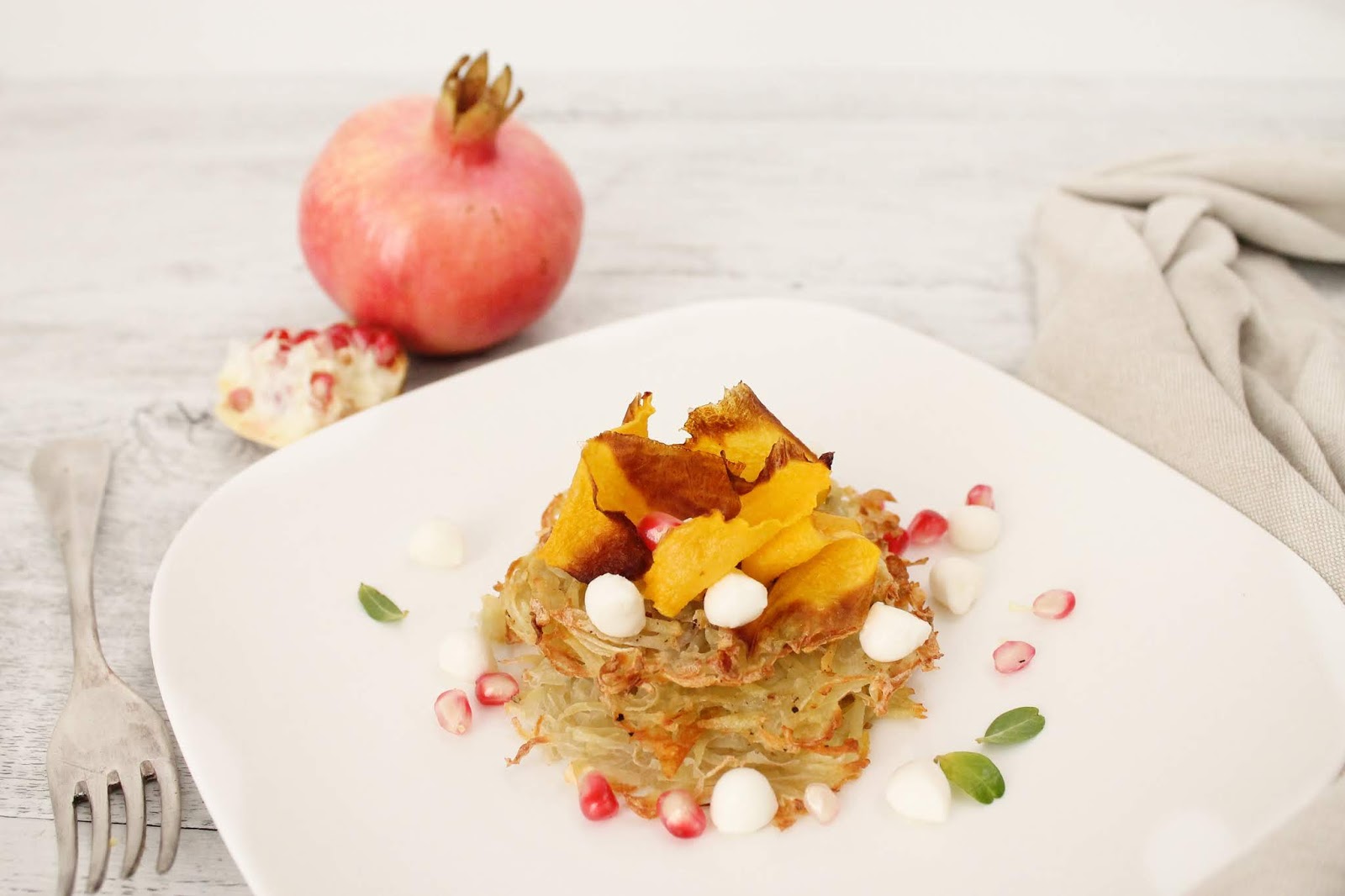 Rösti di patate, chips di zucca e perline di mozzarella