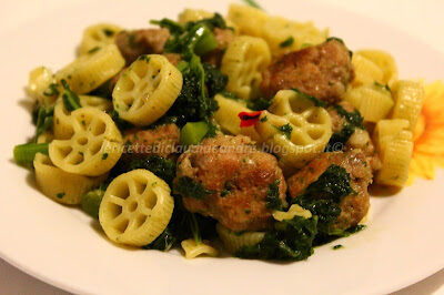 Rotelline di pasta con salsiccia e cavolo nero riccio