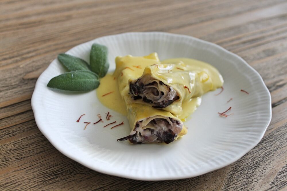 Rotoli sottili di lasagna e radicchio in crema di marsala e zafferano