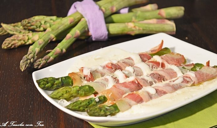 Rotolini di asparagi su letto di besciamella