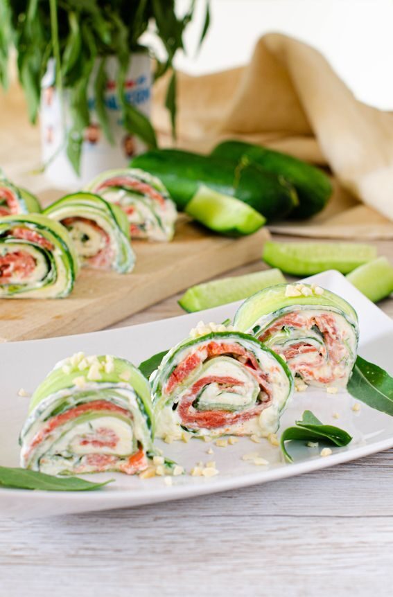 Rotolini di cetrioli formaggio morbido e salmone affumicato