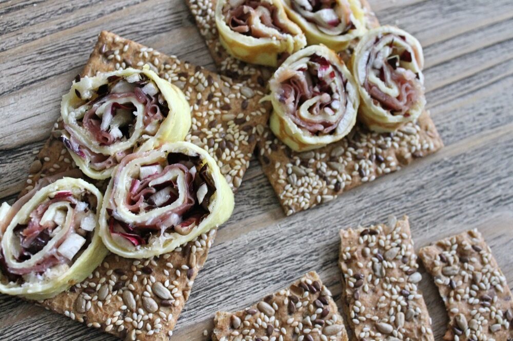 Rotolini di crepes crudo, radicchio e scaglie di grana