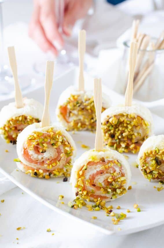 Rotolini di pane bianco con salmone e pistacchi
