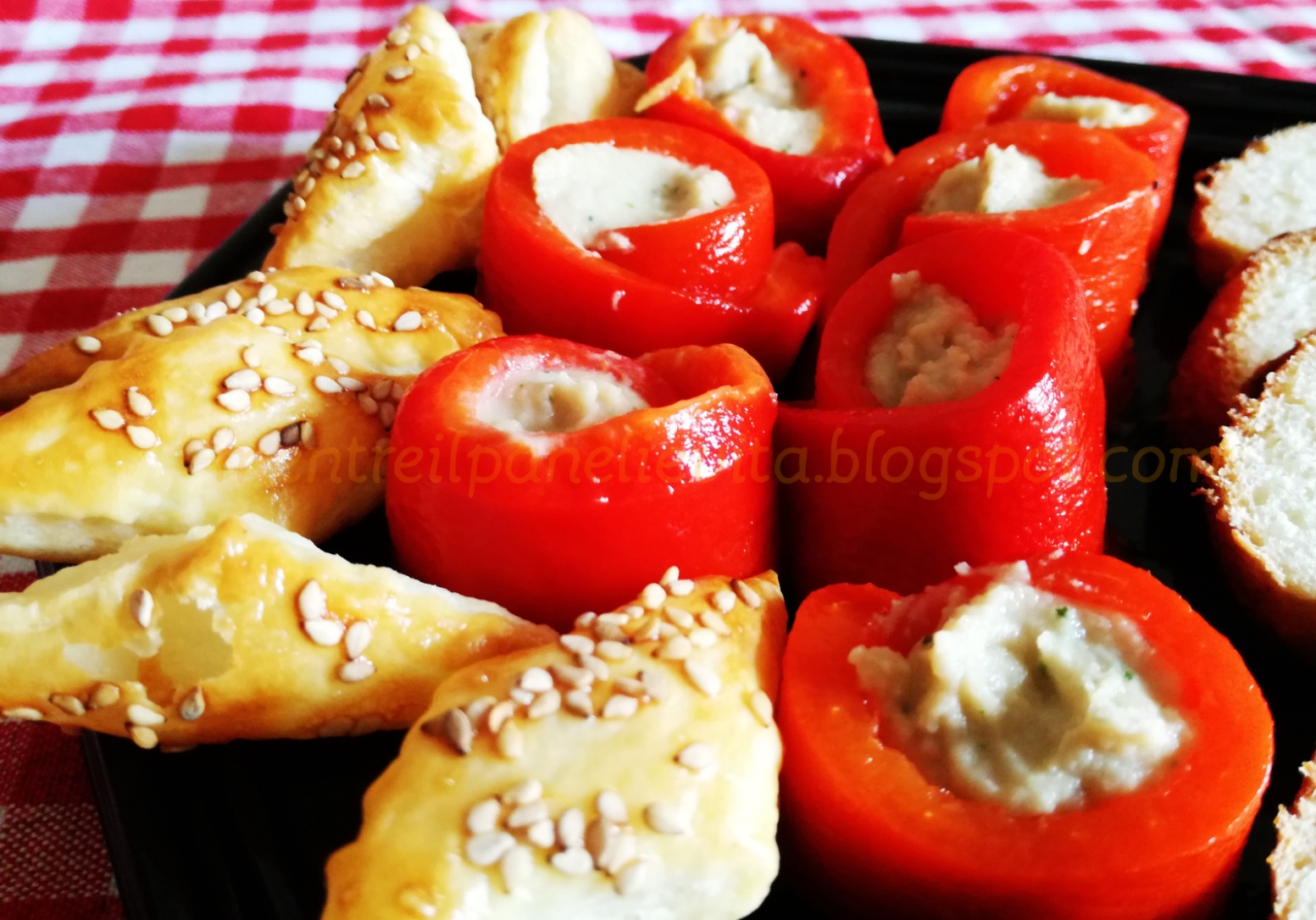 Rotolini di peperone con crema di tonno e fagioli