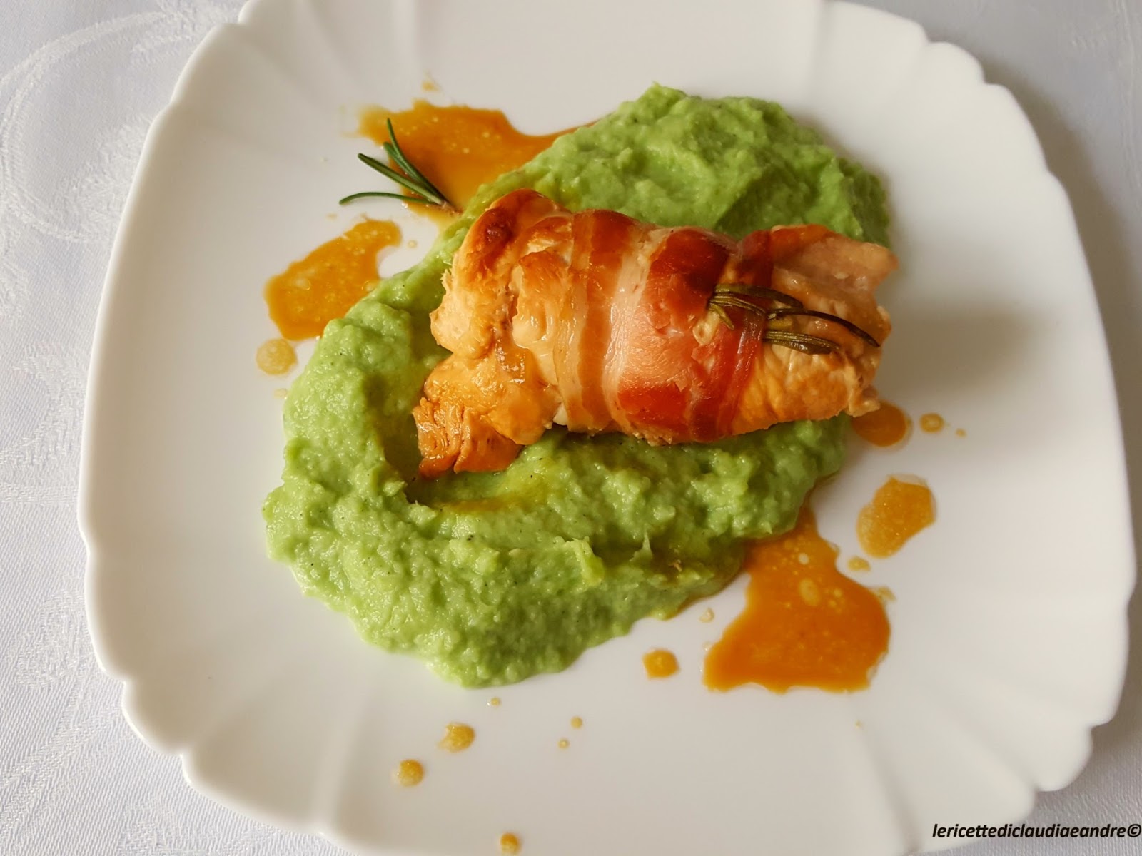 Rotolini di pollo avvolti nella pancetta affumicata con crema di foglie di cavolfiore