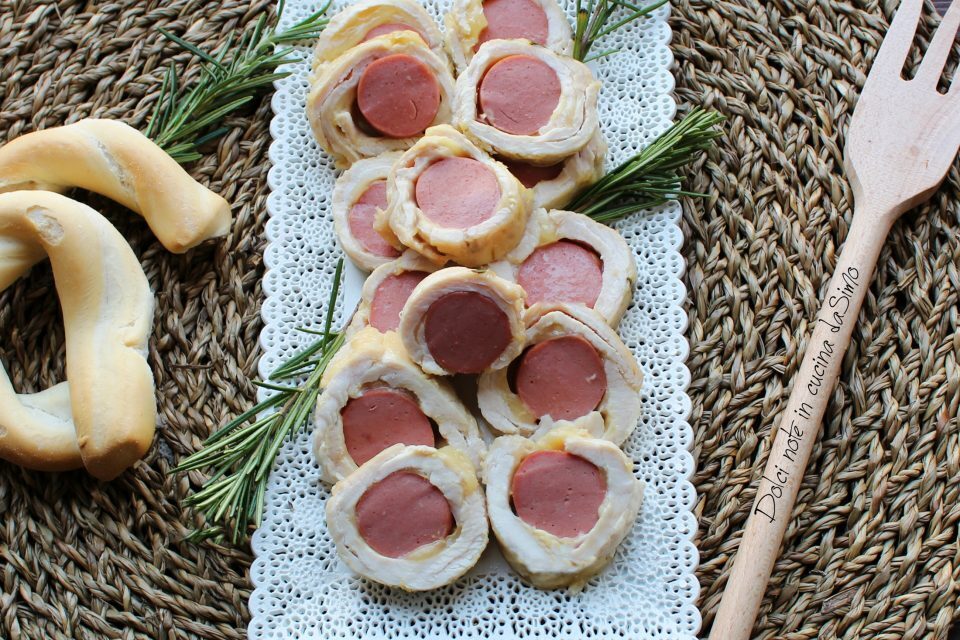 Rotolini di pollo con wurstel e senape