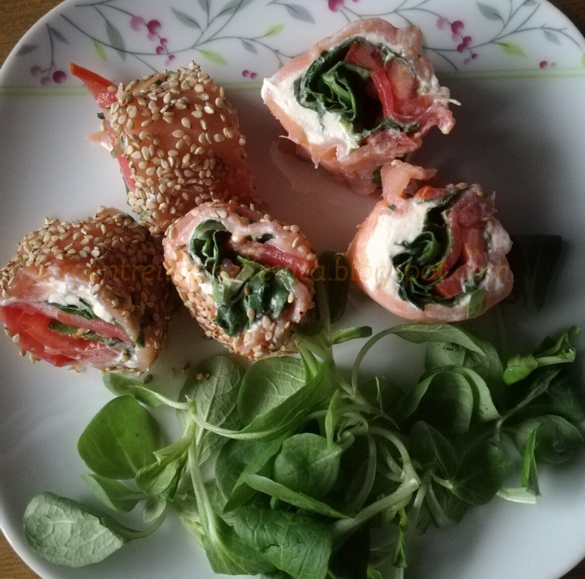 Rotolini di salmone al sesamo