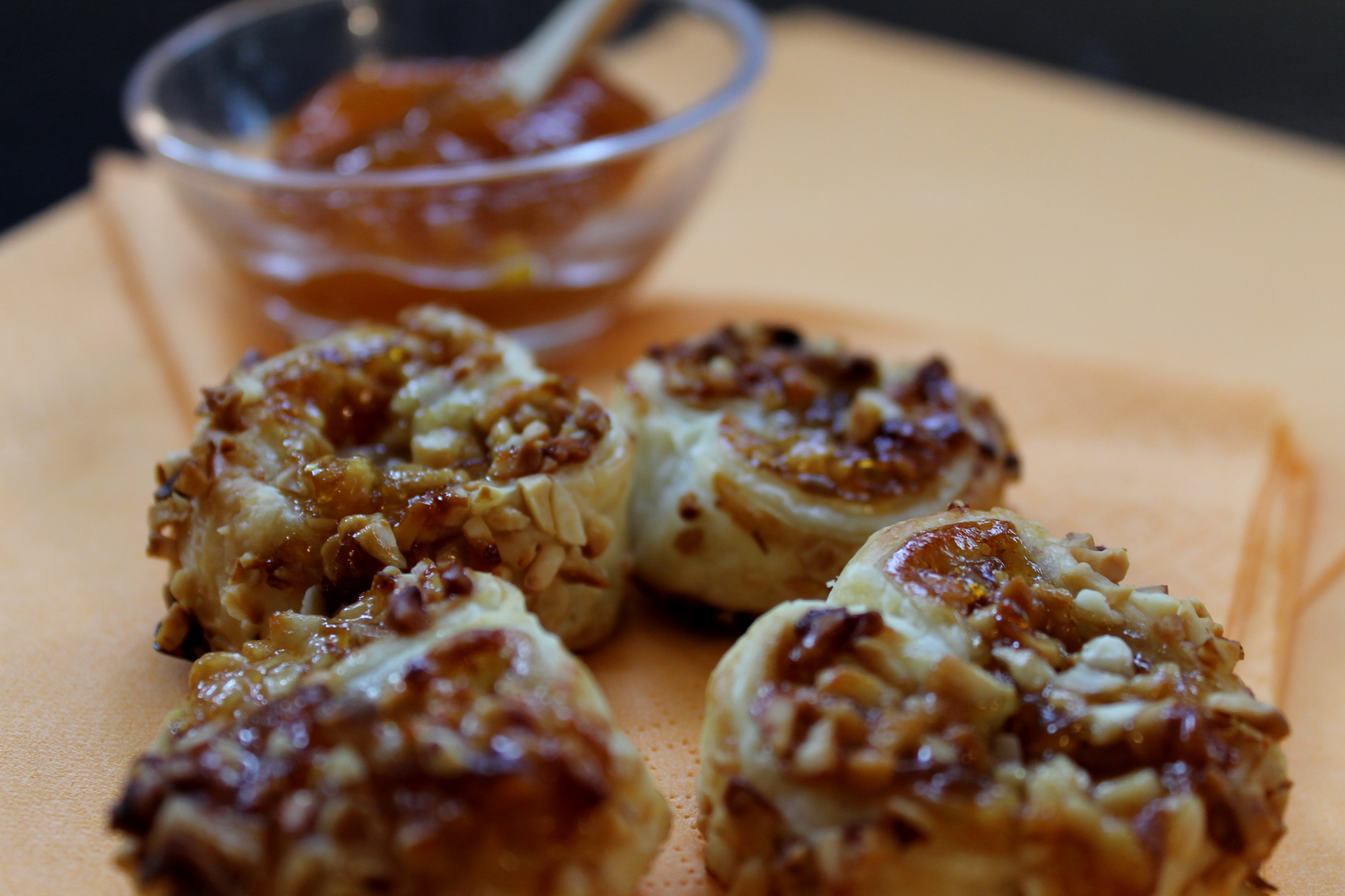 Rotolini di sfoglia con marmellata alla pesca