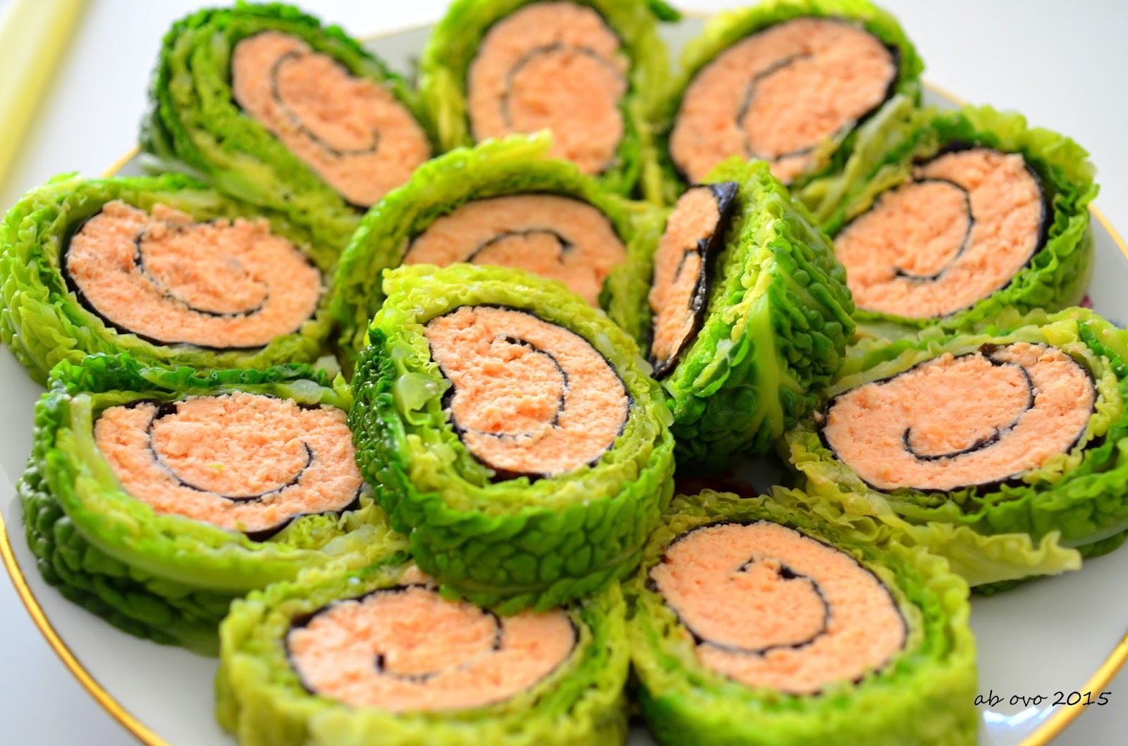 Rotolini di verza con salmone e alga nori
