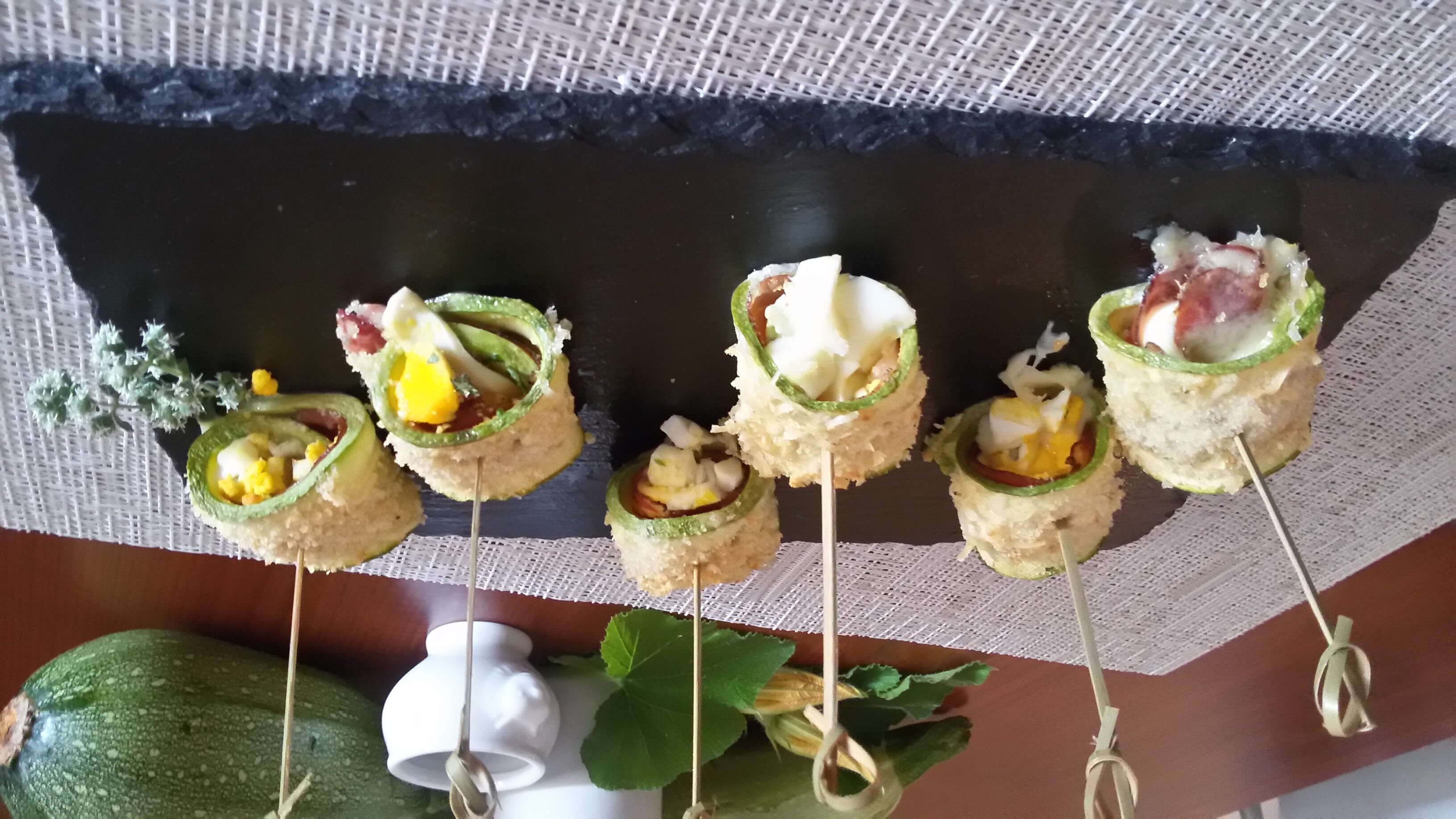 Rotolini di zucchine con speck e formaggio