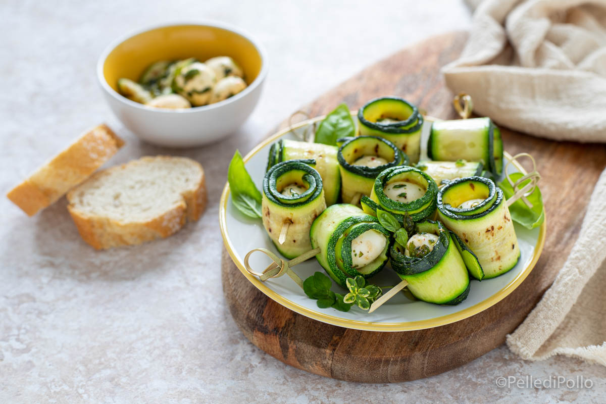 Rotolini di zucchine e mozzarella alle erbe