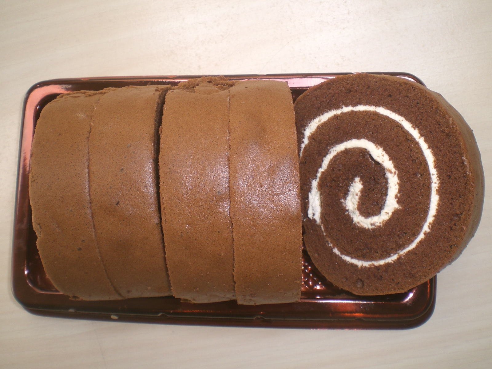Rotolo al cacao con cioccolato bianco