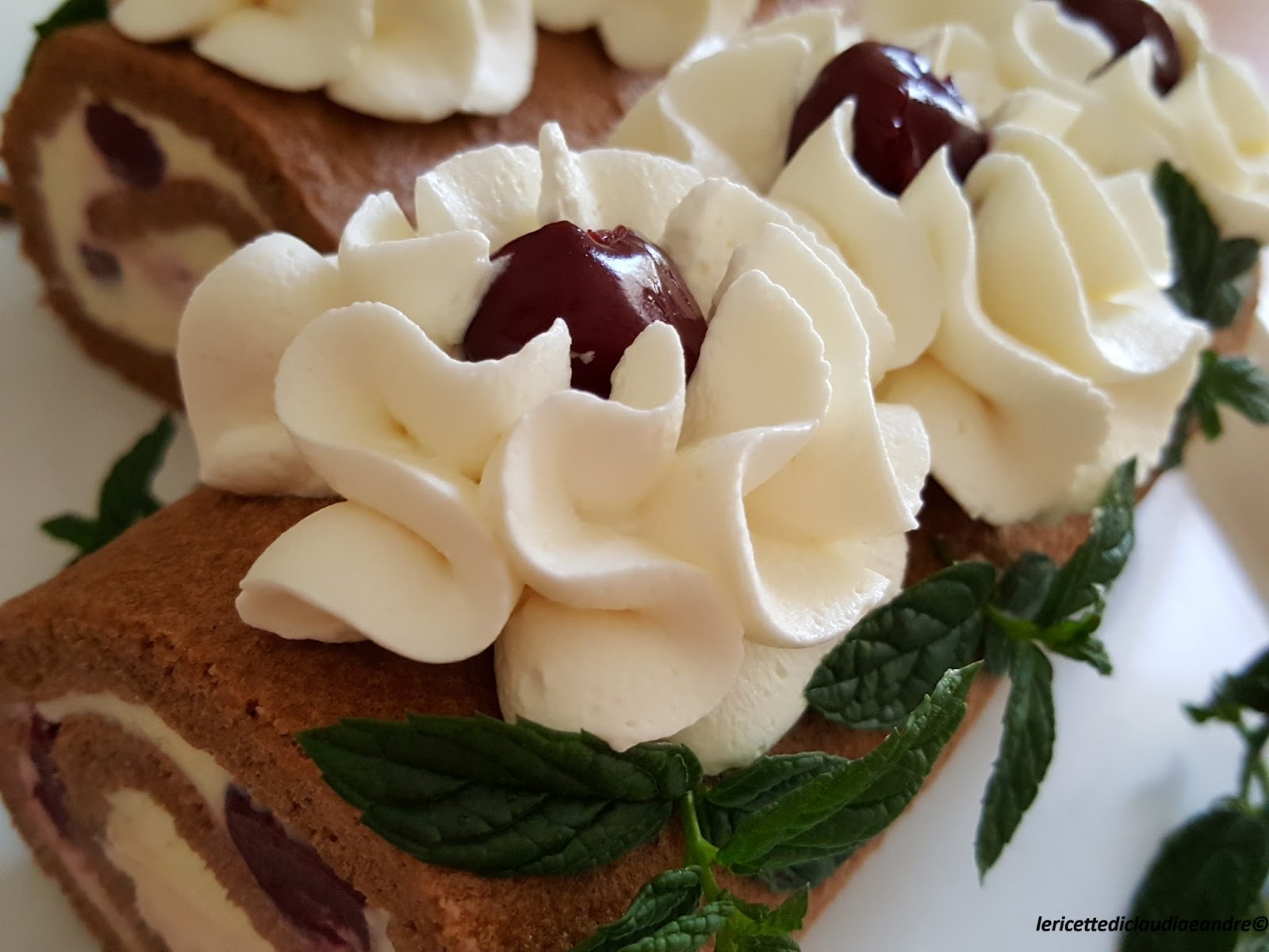 Rotolo al ciobar con crema al cioccolato bianco e amarene