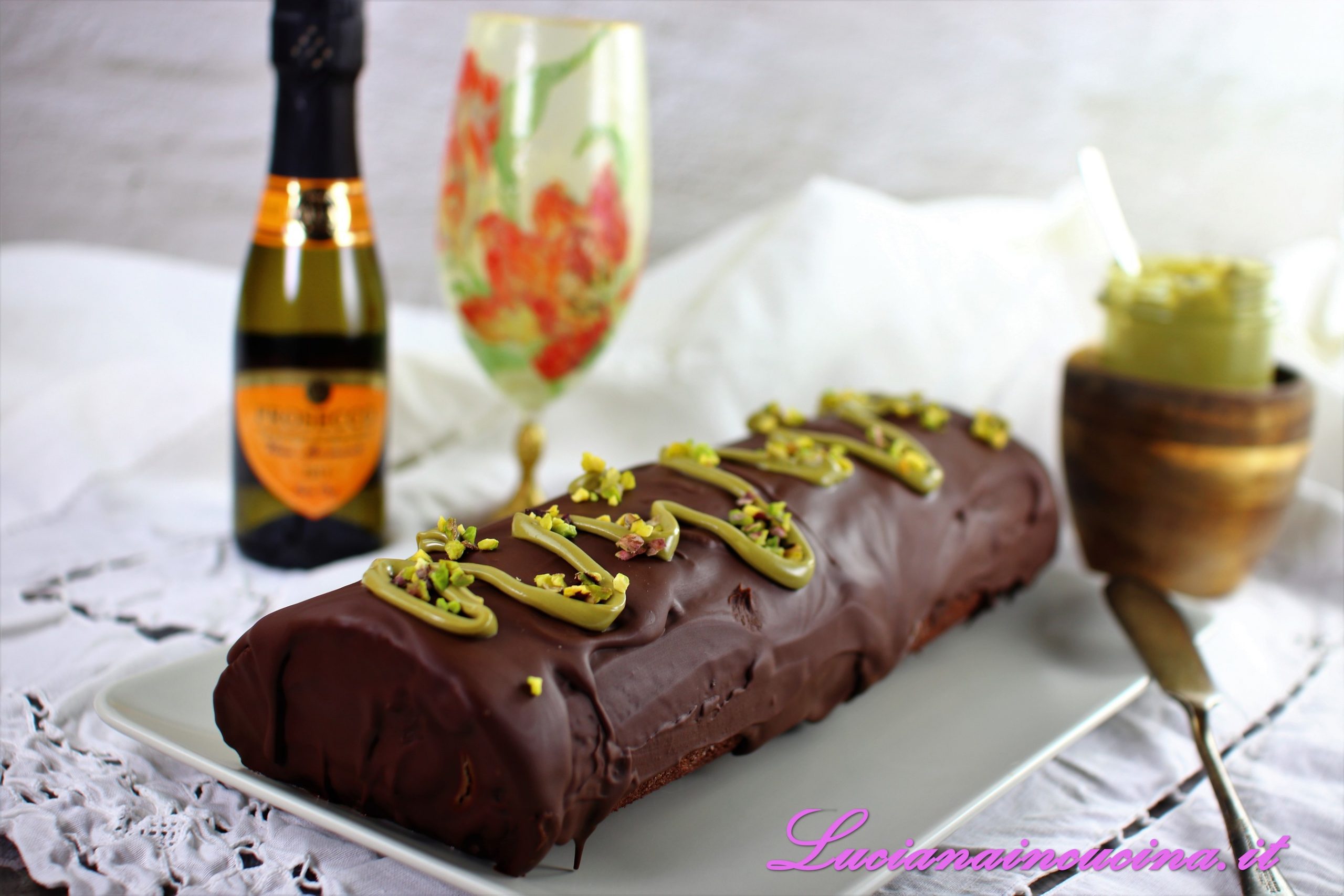Rotolo al cioccolato con crema al pistacchio
