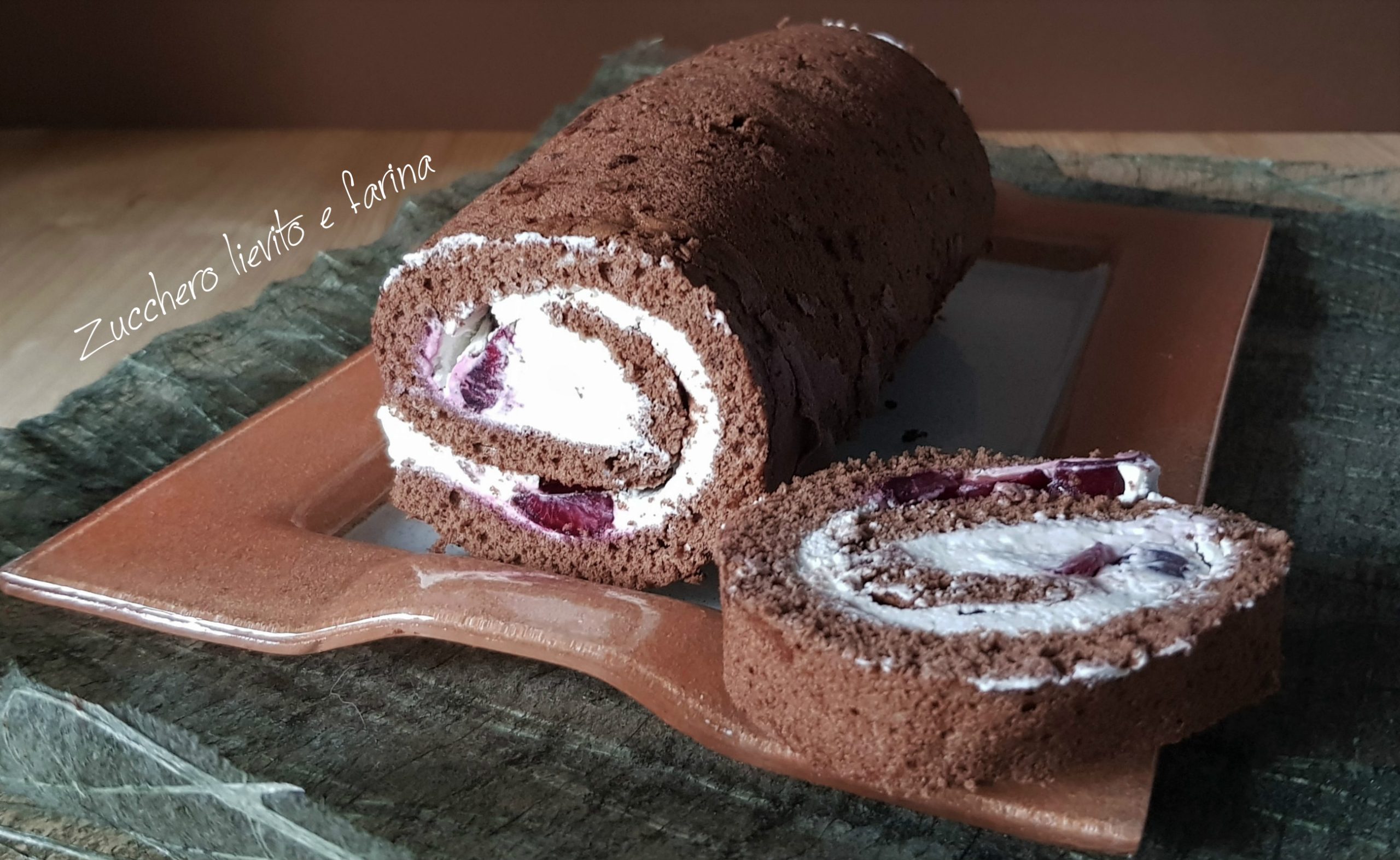Rotolo al cioccolato con panna e ciliegie