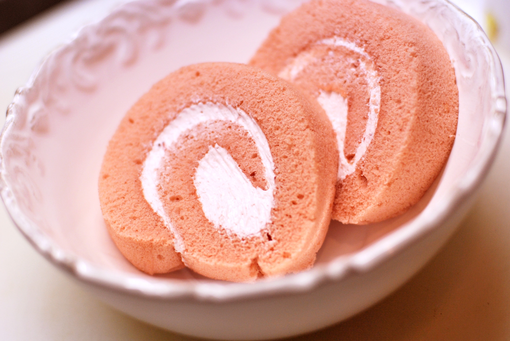 Rotolo alla fragola con panna