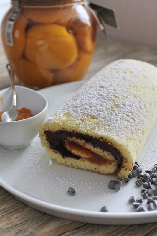 Rotolo alla marmellata di pesche e cioccolato fondente