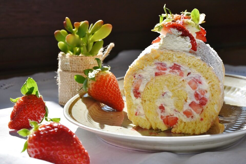 Rotolo alle fragole con crema al mascarpone, panna e cioccolato bianco