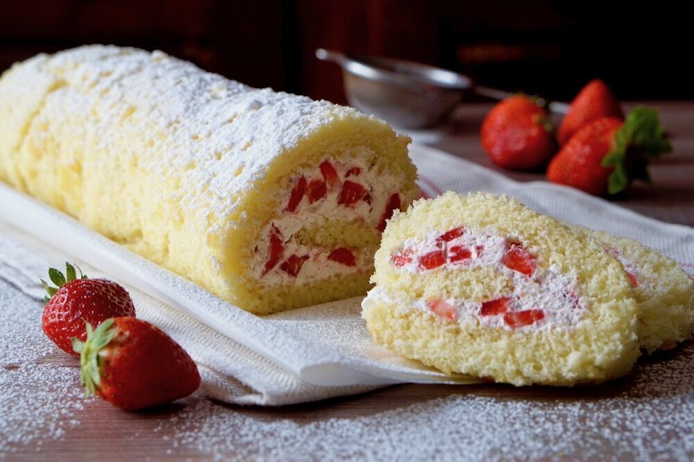 Rotolo alle fragole e panna