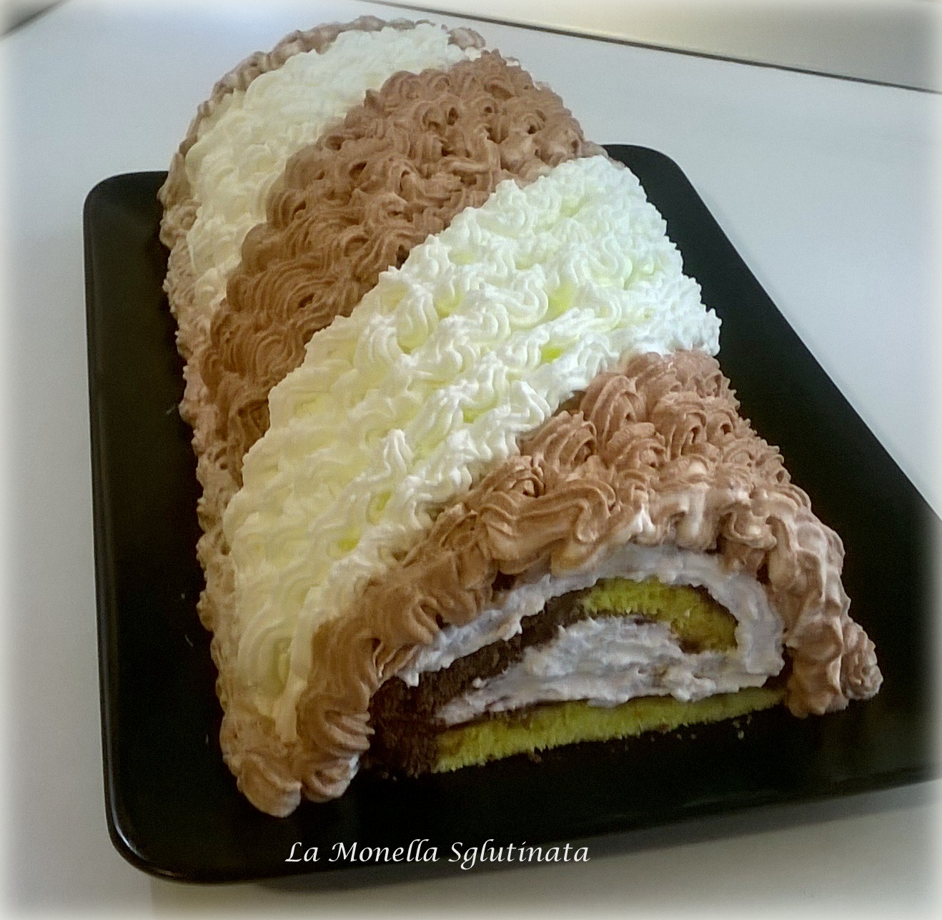 Rotolo bicolore con crema di nocciole e panna