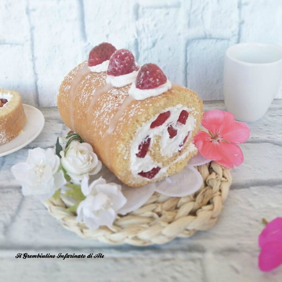 Rotolo biscuit con panna e fragole