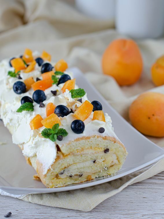 Rotolo con crema di formaggio e gocce di cioccolato