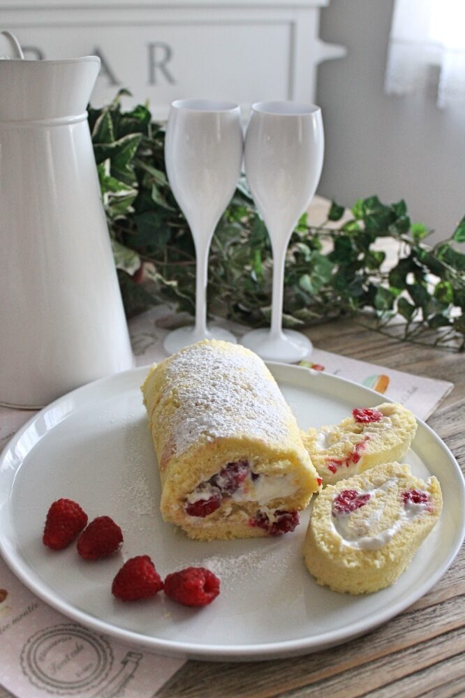 Rotolo con ricotta e yogurt greco al limone, lamponi e …rum