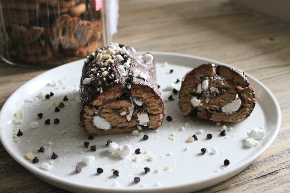 Rotolo di cioccolato alla crema di marroni e meringhe