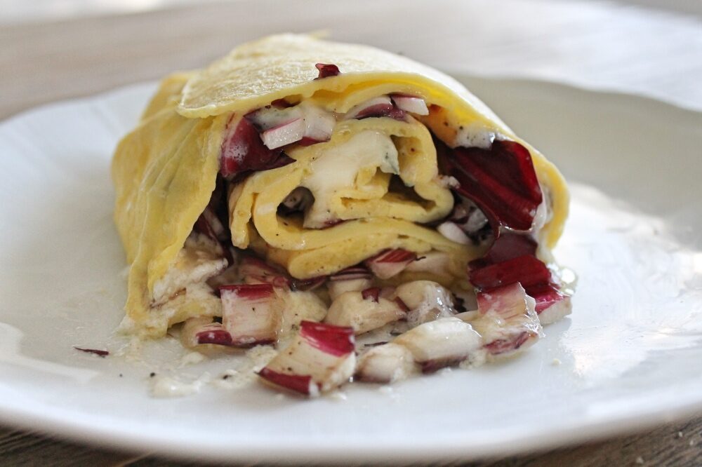 Rotolo di crepes con gorgonzola e radicchio
