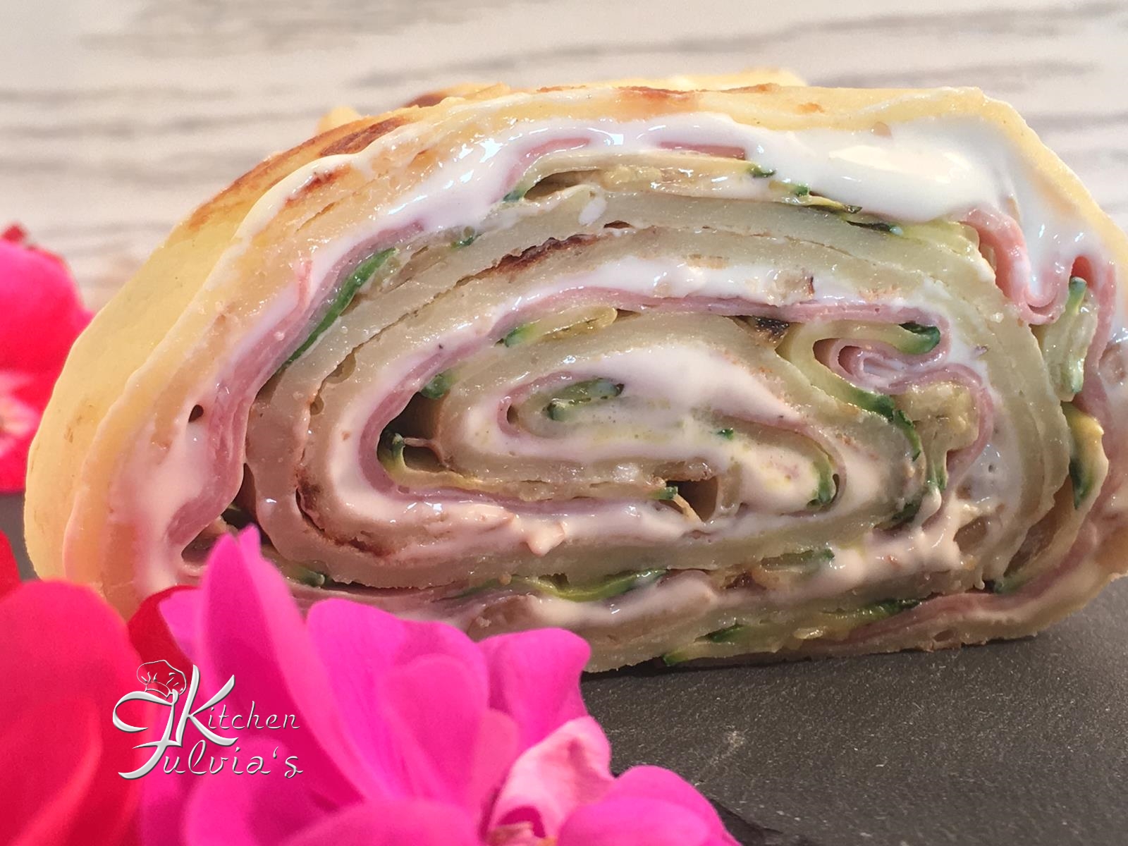 Rotolo di crespelle al parmigiano con mortadella e zucchine – videoricetta
