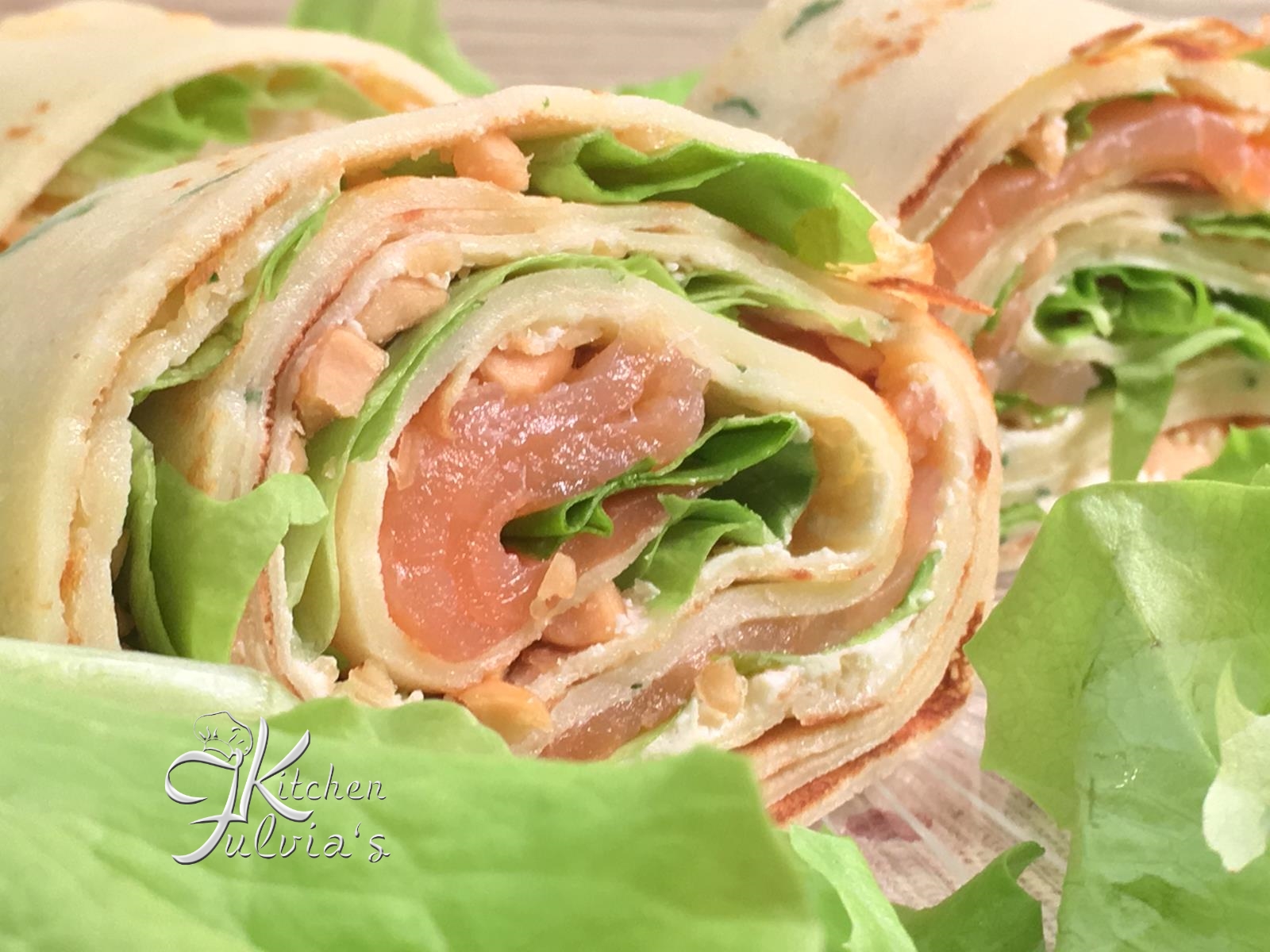 Rotolo di crespelle con salmone affumicato, formaggio e arachidi – videoricetta