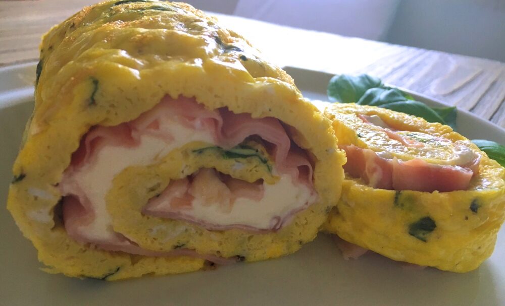 Rotolo di frittata al basilico con cotto e formaggio