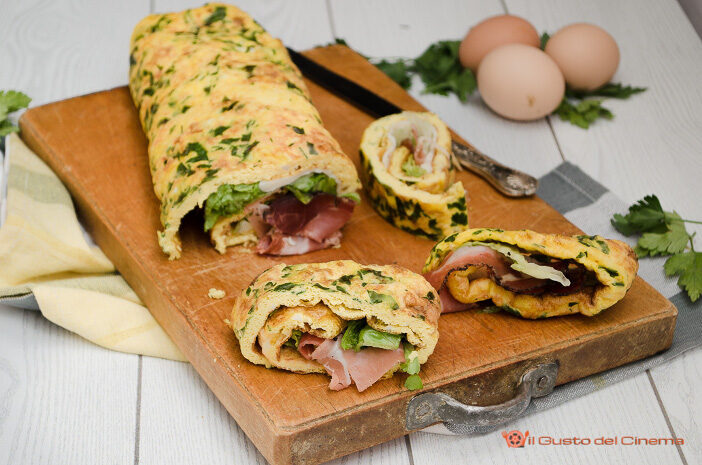Rotolo di frittata al forno ripieno di speck, lattuga e scamorza